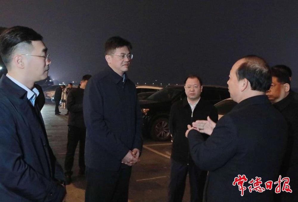 市委書(shū)記羅毅君，市委副書(shū)記、市長(zhǎng)周振宇一行在武陵閣廣場(chǎng)調(diào)研