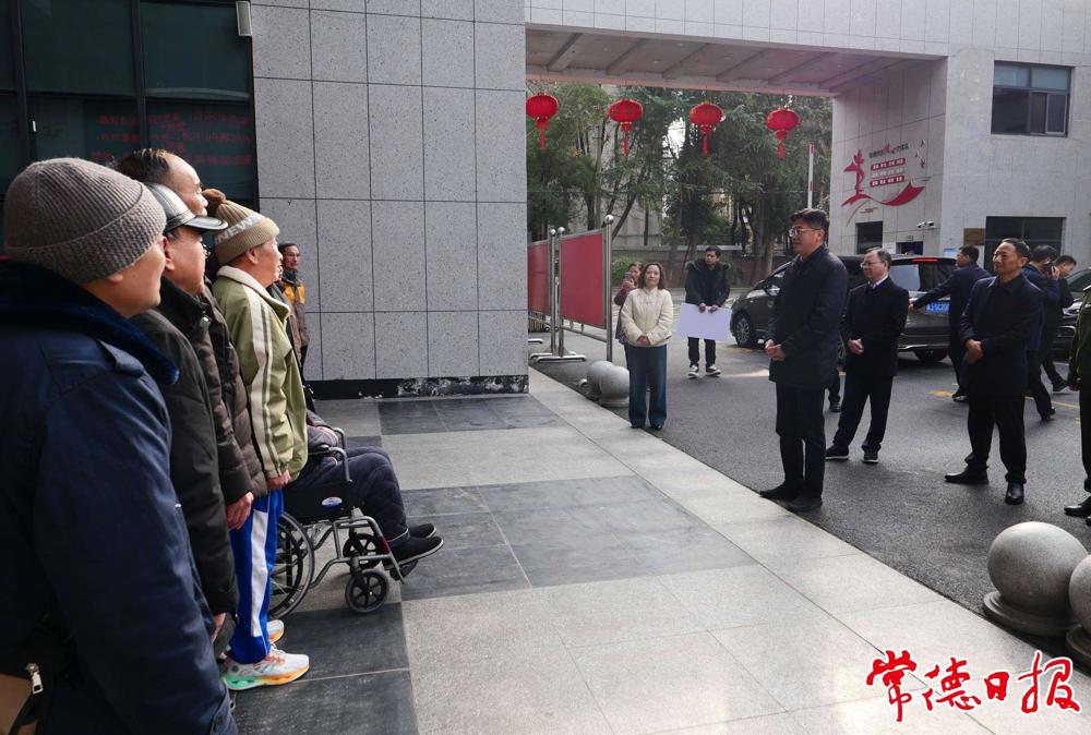 市委書記羅毅君，市委副書記、市長周振宇在市軍隊離退休干部休養(yǎng)所走訪慰問