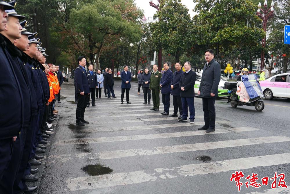 市委書記羅毅君，市委副書記、市長周振宇看望慰問一線城管、環(huán)衛(wèi)工作者