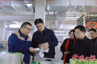 羅毅君督導(dǎo)檢查安全生產(chǎn)、值班值守等工作并看望慰問一線勞動者