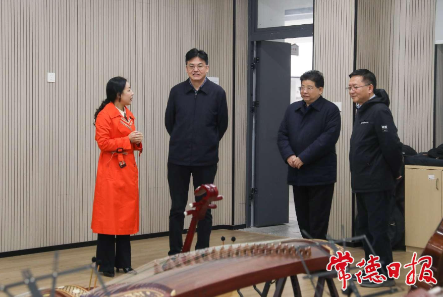 市委書(shū)記羅毅君（左二）在武陵區(qū)育英小學(xué)調(diào)研