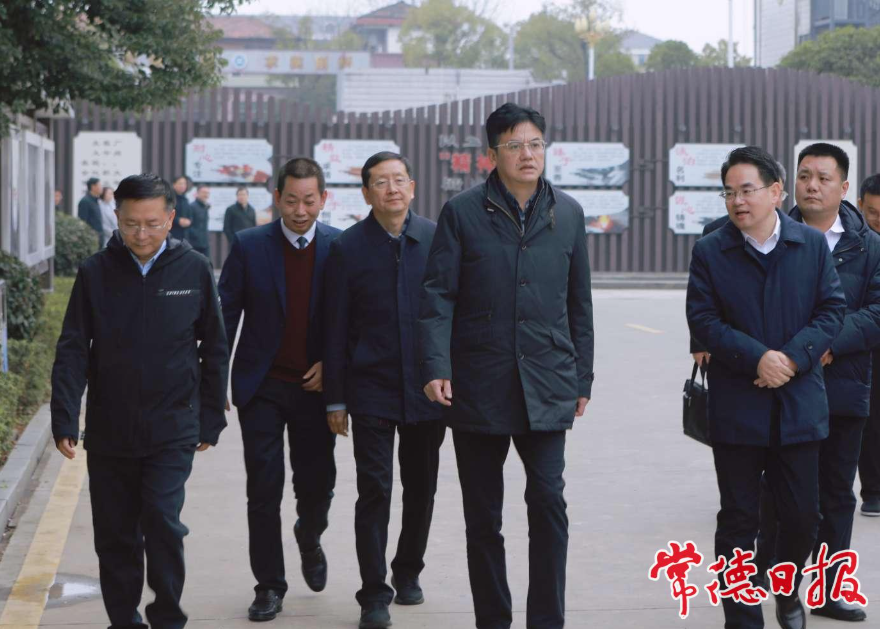 市委書記羅毅君（左四）在漢壽縣職業(yè)中等專業(yè)學(xué)校調(diào)研