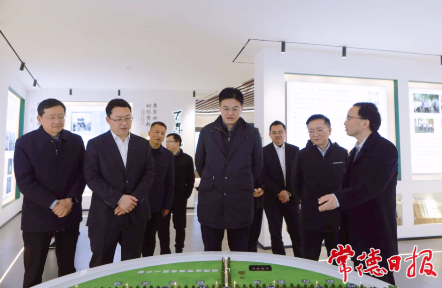 市委書記羅毅君（右四）在鼎城區(qū)第一中學(xué)調(diào)研