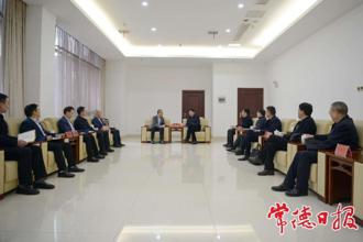 羅毅君與農(nóng)行湖南省分行關(guān)學(xué)斌一行座談