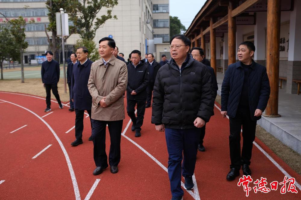 調(diào)研組一行在常德市新安學(xué)校調(diào)研未成年人教育矯治