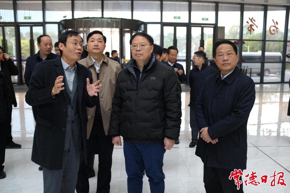 調(diào)研組一行在市民之家調(diào)研政務(wù)服務(wù)情況