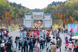 【組圖】“人山人?！蹦Ｊ匠掷m(xù)！桃花源景區(qū)人氣爆棚