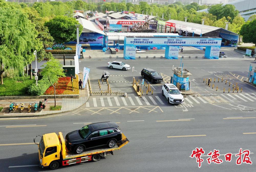 車展閉幕后，各品牌車輛有序撤展