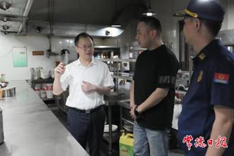 周振宇在武陵區(qū)督導(dǎo)檢查安全生產(chǎn)和市場保供工作時(shí)強(qiáng)調(diào)：聚焦安全保供 護(hù)航平安假期