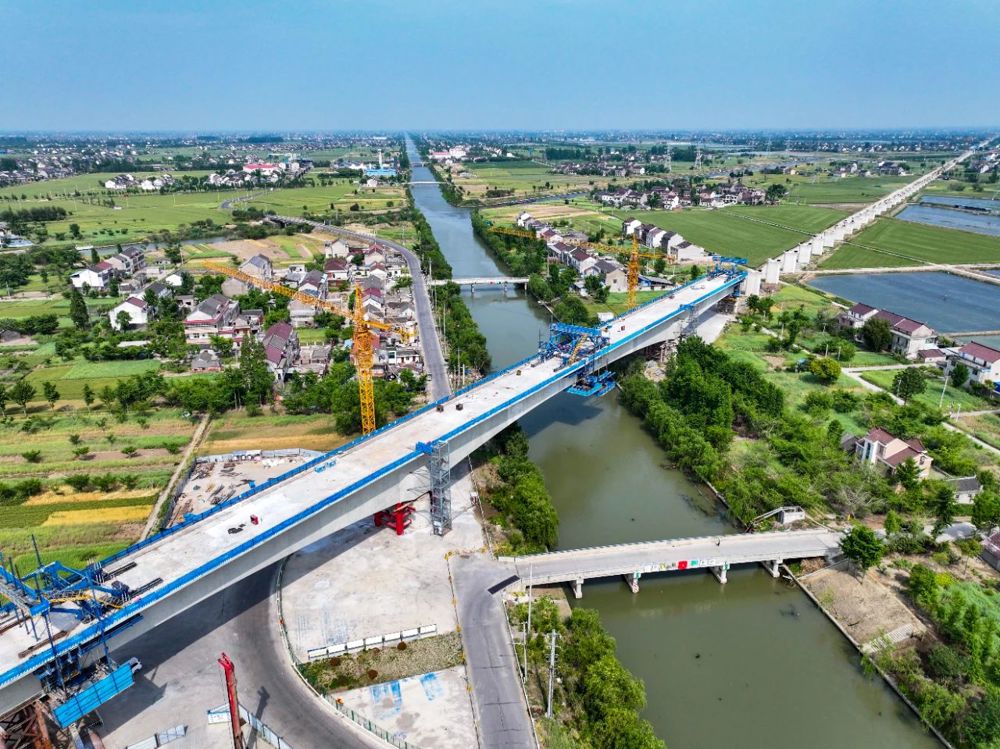 4月30日拍攝的滬渝蓉高鐵通泰揚(yáng)特大橋跨古馬干河連續(xù)梁建設(shè)現(xiàn)場。新華社發(fā)(顧繼紅/攝)