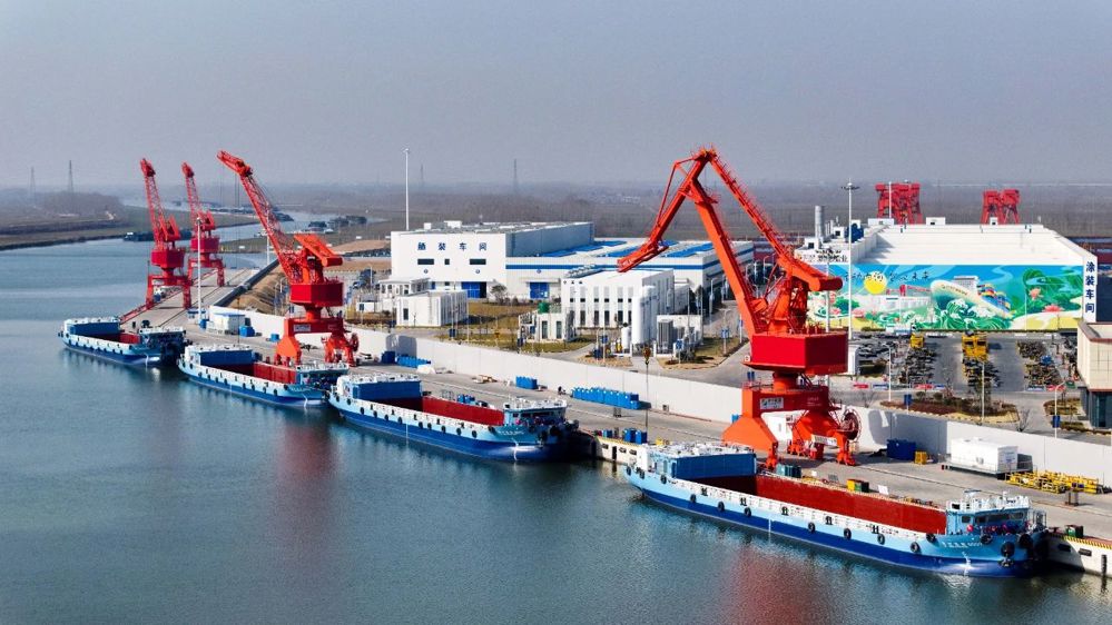 2月16日，在濟(jì)寧能源集團(tuán)山東新能船業(yè)有限公司，新能源船舶在進(jìn)行舾裝作業(yè)。新華社記者 郭緒雷 攝