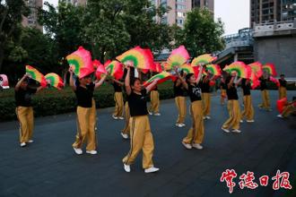 【攝影報道】鼎城區(qū)沅江風光帶見聞：市民抓住運動“黃金時段”鍛煉