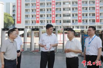 羅毅君帶隊(duì)督導(dǎo)檢查高考備考工作