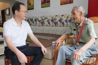 周振宇開展“八一”前走訪慰問、防暑保安康“送清涼”活動