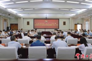 市委常委會（擴大）會議暨市委理論學習中心組2025年第10次集體（擴大）學習舉行