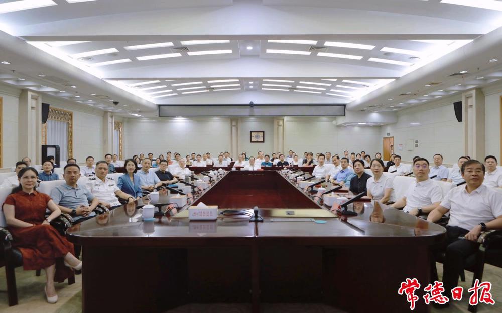 常德市委機關黨員干部集中收看紀念中國人民抗日戰(zhàn)爭暨世界反法西斯戰(zhàn)爭勝利80周年大會直播 周振宇參加收看